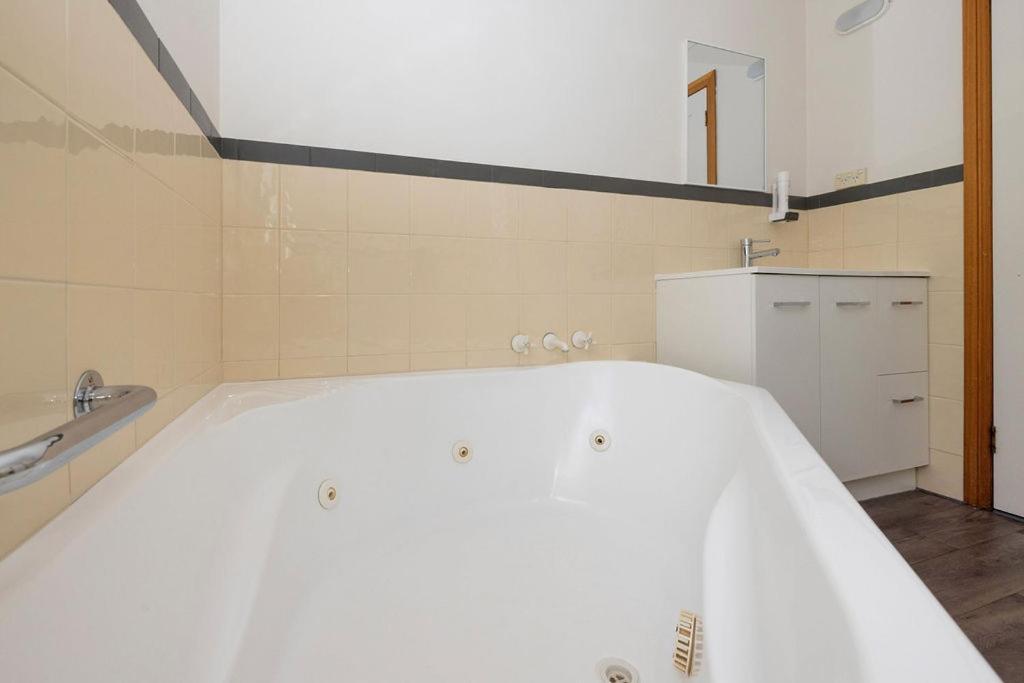 Kitty'S Cottages - Managed By Big4 Strahan Holiday Retreat Ngoại thất bức ảnh