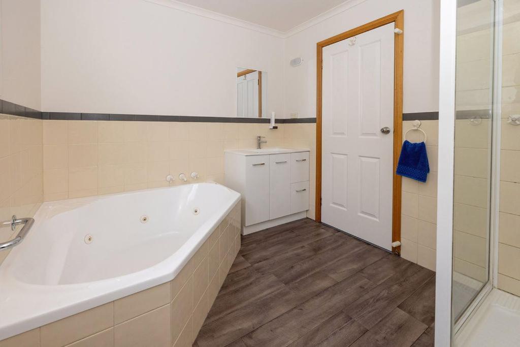Kitty'S Cottages - Managed By Big4 Strahan Holiday Retreat Ngoại thất bức ảnh